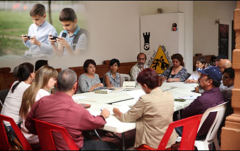 Como parte de la estrategia nacional que se sigue en torno al uso de celulares en las aulas de las escuelas de educación básica del país, durante las actividades del Consejo Técnico Escolar, más de 2 millones de maestros de nivel básico podrán emitir su opinión respecto de la propuesta. ESPECIAL / EL INFORMADOR y CANVA