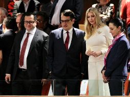 Foto de archivo de Andrés Manuel López Beltrán y José Ramón López Beltrán, hijos del ex presidente de México, Andrés Manuel López Obrador, dialogan con Claudia Sheinbaum, quien entonces era jefa de Gobierno electa de la CDMX. NOTIMEX/ ARCHIVO