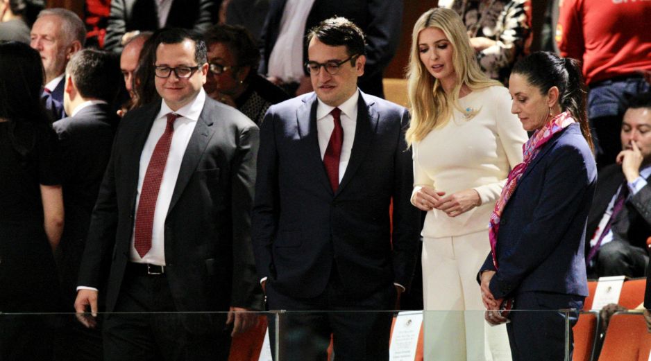 Foto de archivo de Andrés Manuel López Beltrán y José Ramón López Beltrán, hijos del ex presidente de México, Andrés Manuel López Obrador, dialogan con Claudia Sheinbaum, quien entonces era jefa de Gobierno electa de la CDMX. NOTIMEX/ ARCHIVO