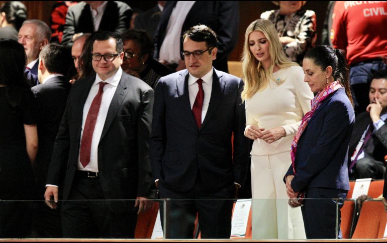 Foto de archivo de Andrés Manuel López Beltrán y José Ramón López Beltrán, hijos del ex presidente de México, Andrés Manuel López Obrador, dialogan con Claudia Sheinbaum, quien entonces era jefa de Gobierno electa de la CDMX. NOTIMEX/ ARCHIVO