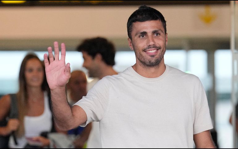 El centrocampista español Rodrigo Hernández 'Rodri' este lunes, a su llegada al aeropuerto de Barcelona. EFE / Alejandro García