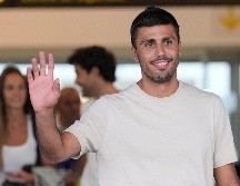 El centrocampista español Rodrigo Hernández 'Rodri' este lunes, a su llegada al aeropuerto de Barcelona. EFE / Alejandro García