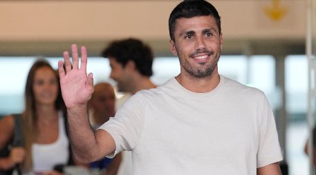 El centrocampista español Rodrigo Hernández 'Rodri' este lunes, a su llegada al aeropuerto de Barcelona. EFE / Alejandro García