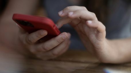 Si percibes que tu celular trabaja más lento de lo habitual, es momento de hacer una limpieza a tus aplicaciones. UNSPLASH / R. WILDE