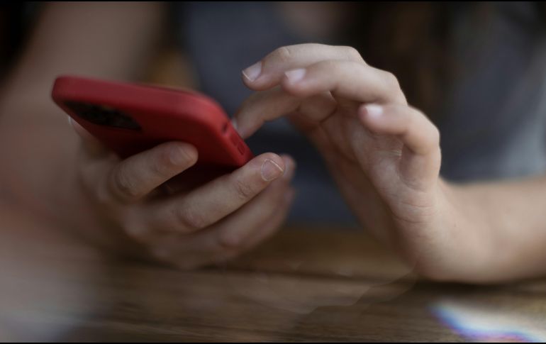 Si percibes que tu celular trabaja más lento de lo habitual, es momento de hacer una limpieza a tus aplicaciones. UNSPLASH / R. WILDE