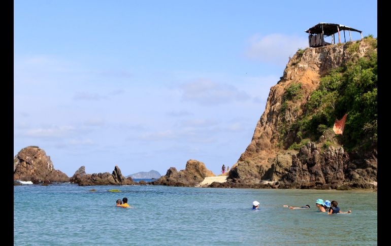 Esta playa de Jalisco luce una arena dorada y suave, que contrasta con las tonalidades verdes y azuladas del océano. EL INFORMADOR/ARCHIVO