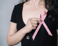La evidencia médica reciente señala que el cáncer de mama antes de los 40 años difiere biológicamente del que enfrentan las mujeres mayores, presentándose a menudo con tumores más agresivos y tasas de supervivencia más bajas si no se detectan a tiempo. CANVA