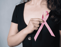 La evidencia médica reciente señala que el cáncer de mama antes de los 40 años difiere biológicamente del que enfrentan las mujeres mayores, presentándose a menudo con tumores más agresivos y tasas de supervivencia más bajas si no se detectan a tiempo. CANVA