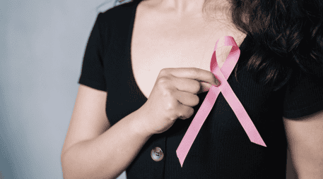 La evidencia médica reciente señala que el cáncer de mama antes de los 40 años difiere biológicamente del que enfrentan las mujeres mayores, presentándose a menudo con tumores más agresivos y tasas de supervivencia más bajas si no se detectan a tiempo. CANVA