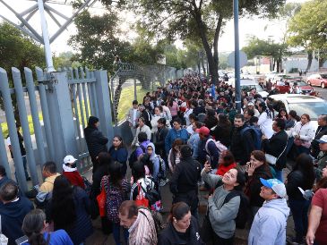 Cientos de aspirantes a nuevo ingreso a la Universidad Nacional Autónoma de México (UNAM) acuden a presentar el examen de control presencial este lunes en el Palacio de los Deportes. EFE/M. Guzmán