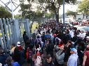 Cientos de aspirantes a nuevo ingreso a la Universidad Nacional Autónoma de México (UNAM) acuden a presentar el examen de control presencial este lunes en el Palacio de los Deportes. EFE/M. Guzmán