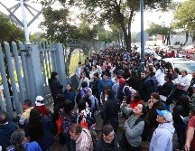 Cientos de aspirantes a nuevo ingreso a la Universidad Nacional Autónoma de México (UNAM) acuden a presentar el examen de control presencial este lunes en el Palacio de los Deportes. EFE/M. Guzmán