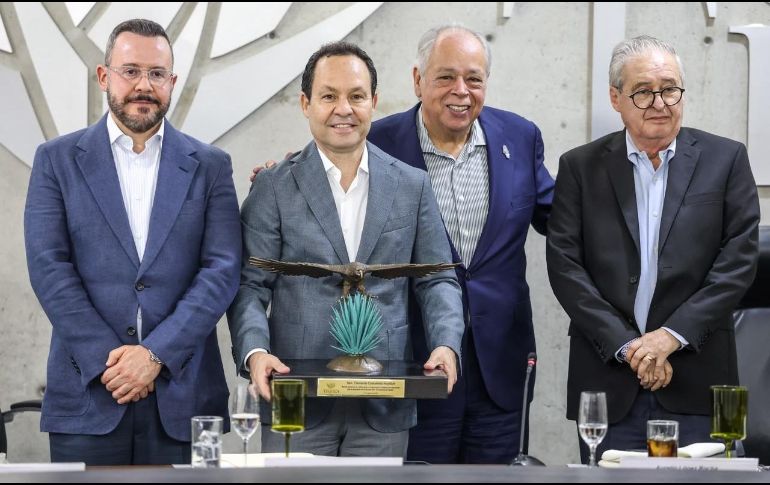 CRT reconoce labor legislativa del senador Clemente Castañeda en la designación del Día Nacional del Tequila