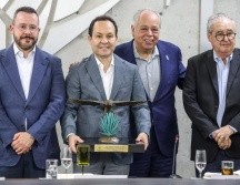 El senador Clemente Castañeda fue reconocido con el “Águila en Vuelo”, máximo galardón que otorga el Consejo Regulador del Tequila (CRT). EL INFORMADOR / A. NAVARRO