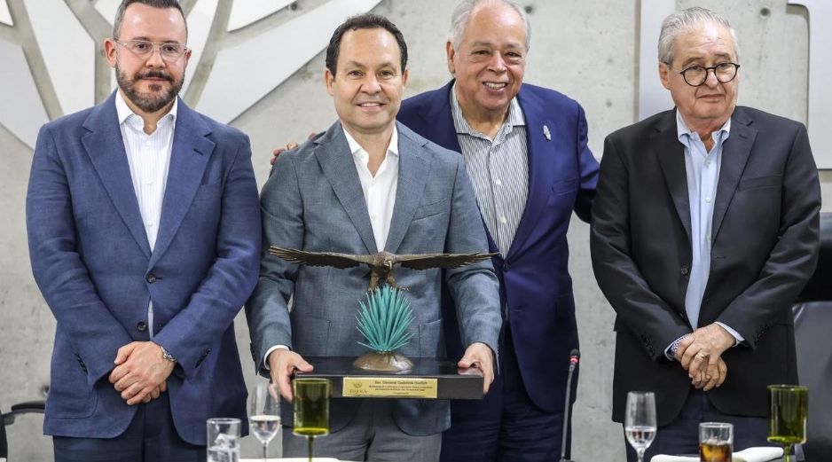 El senador Clemente Castañeda fue reconocido con el “Águila en Vuelo”, máximo galardón que otorga el Consejo Regulador del Tequila (CRT). EL INFORMADOR / A. NAVARRO