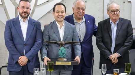 El senador Clemente Castañeda fue reconocido con el “Águila en Vuelo”, máximo galardón que otorga el Consejo Regulador del Tequila (CRT). EL INFORMADOR / A. NAVARRO