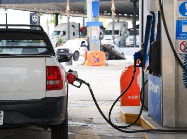 Llenar el tanque de gasolina de tu auto es una práctica común, pero seguramente te has preguntado si puedes echarle diferentes tipos de combustible. EL INFORMADOR/ ARCHIVO.