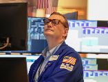 La semana pasada, el S&P 500 y el Nasdaq acumularon ganancias, pero esta nueva semana comenzó con pesimismo. EFE/S. Yenesel