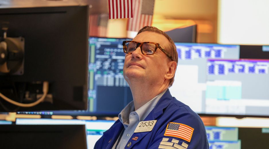 La semana pasada, el S&P 500 y el Nasdaq acumularon ganancias, pero esta nueva semana comenzó con pesimismo. EFE/S. Yenesel