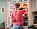 Descubre por qué guardar refrescos y productos pesados en la puerta del refrigerador daña las bisagras, afecta el sellado hermético y aumenta tu recibo de luz. ESPECIAL/PEXELS