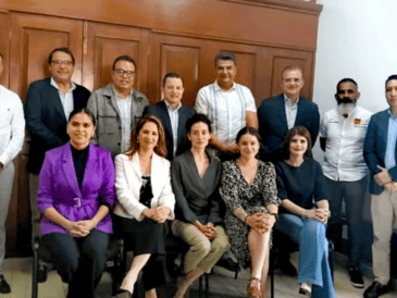 En la reunión estuvieron presentes los integrantes de la Junta de Coordinación Política, conformada por las presidencias de los grupos parlamentarios y las representaciones parlamentarias. ESPECIAL