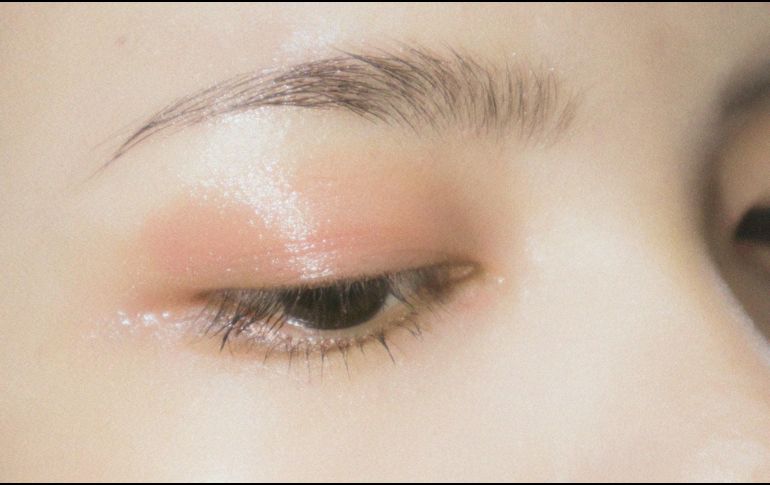 La forma de las cejas debe adaptarse a las facciones, el crecimiento natural del vello y la estructura de cada rostro. UNSPLASH.