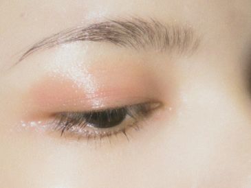 La forma de las cejas debe adaptarse a las facciones, el crecimiento natural del vello y la estructura de cada rostro. UNSPLASH.