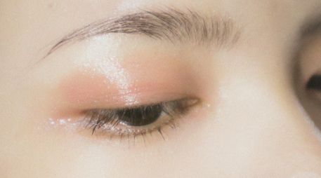 La forma de las cejas debe adaptarse a las facciones, el crecimiento natural del vello y la estructura de cada rostro. UNSPLASH.