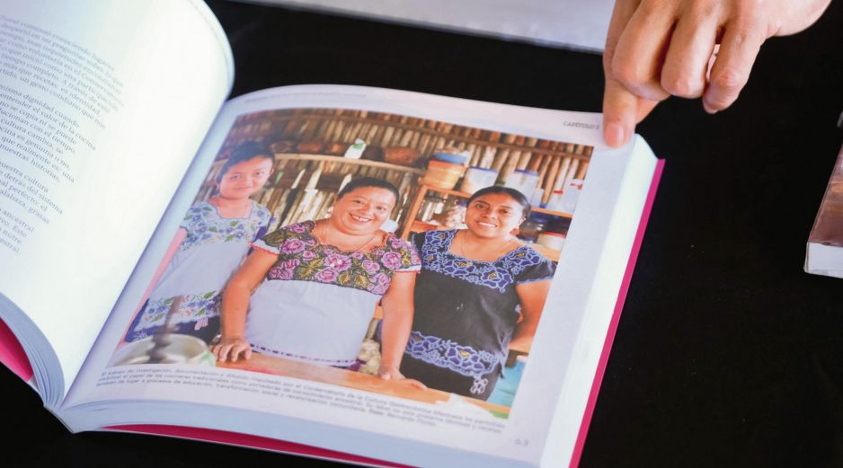 El libro “Cocina Tradicional Mexicana. Quince años como Patrimonio Cultural Inmaterial de la Humanidad” reúne textos de 28 especialistas, entre cocineras tradicionales y chefs. ESPECIAL