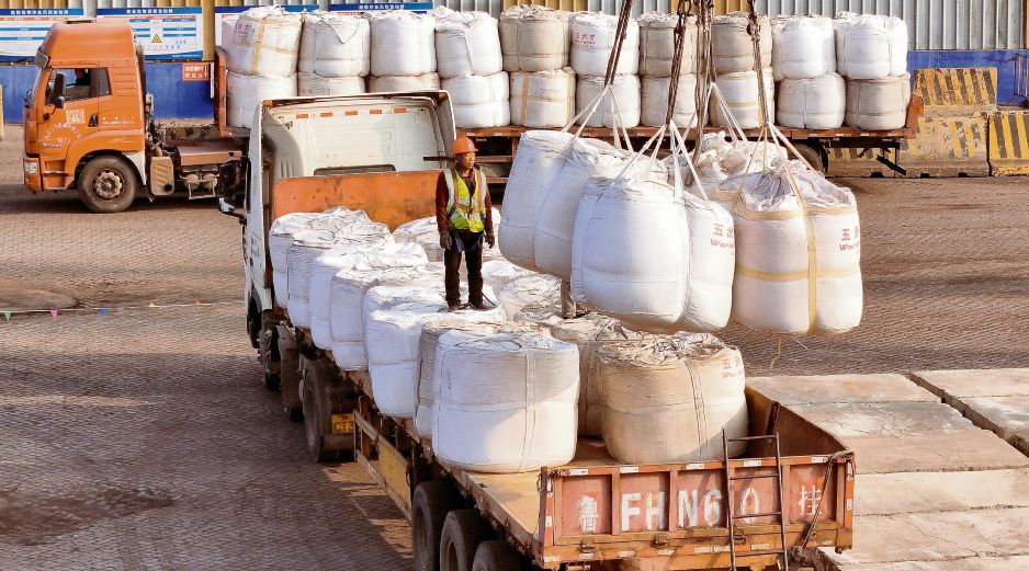 México elevó la cuota compensatoria sobre los fertilizantes chinos, pero descartó que sea parte de una represalia comercial. AFP