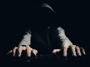 Delincuentes se hacen pasar por familiares, amigos o conocidos de una persona para solicitar transferencias o préstamos a su nombre. UNSPLASH/Sasun Burghdaryan