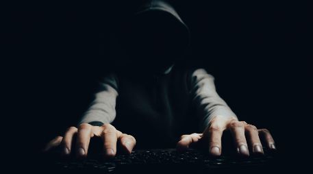 Delincuentes se hacen pasar por familiares, amigos o conocidos de una persona para solicitar transferencias o préstamos a su nombre. UNSPLASH/Sasun Burghdaryan
