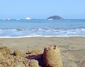 Entre las actividades que se pueden hacer en Rincón de Guayabitos está la visita en lancha a la Isla del Coral, un pequeño punto de arena blanca y aguas cristalinas que ofrece un ambiente más privado y perfecto para practicar snorkel. ESPECIAL / CANVA
