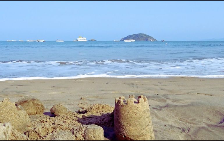 Entre las actividades que se pueden hacer en Rincón de Guayabitos está la visita en lancha a la Isla del Coral, un pequeño punto de arena blanca y aguas cristalinas que ofrece un ambiente más privado y perfecto para practicar snorkel. ESPECIAL / CANVA