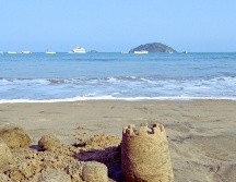 Entre las actividades que se pueden hacer en Rincón de Guayabitos está la visita en lancha a la Isla del Coral, un pequeño punto de arena blanca y aguas cristalinas que ofrece un ambiente más privado y perfecto para practicar snorkel. ESPECIAL / CANVA