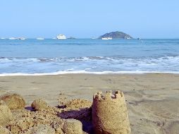 Entre las actividades que se pueden hacer en Rincón de Guayabitos está la visita en lancha a la Isla del Coral, un pequeño punto de arena blanca y aguas cristalinas que ofrece un ambiente más privado y perfecto para practicar snorkel. ESPECIAL / CANVA