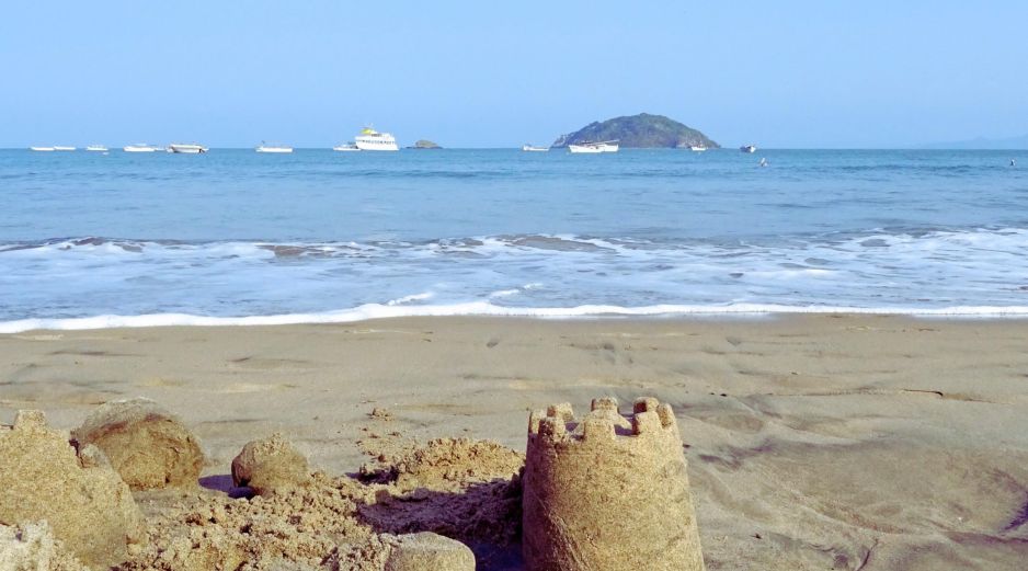 Entre las actividades que se pueden hacer en Rincón de Guayabitos está la visita en lancha a la Isla del Coral, un pequeño punto de arena blanca y aguas cristalinas que ofrece un ambiente más privado y perfecto para practicar snorkel. ESPECIAL / CANVA