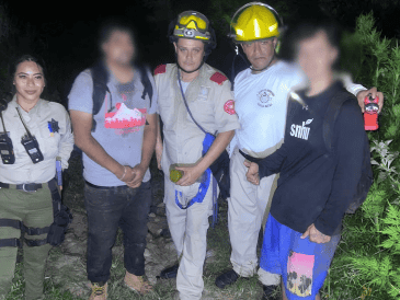 Los rescatados de 27 y 28 años recibieron atención médica por parte de Servicios Médicos y fueron llevados hasta la parte superior en aparente buen estado de salud. ESPECIAL