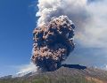 La reactivación del volcán se produjo apenas un día después de un trágico incidente ocurrido en sus laderas. AP/ARCHIVO
