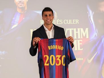 El reto para Rodri será trasladar toda su experiencia para ser el punto de equilibrio del medio campo en el Barcelona. EFE / Q. García