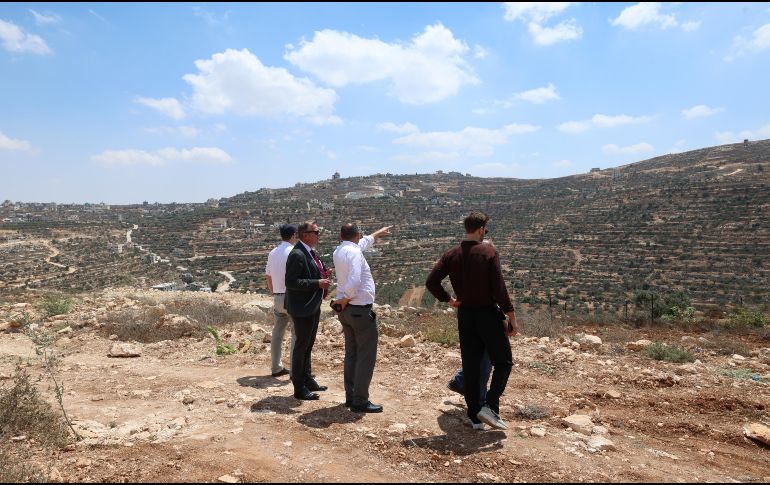 El embajador de los Países Bajos en Palestina, Michel Rentenaar (segundo por la izquierda), visita la zona donde las viviendas han estado sitiadas por colonos israelíes durante más de una semana en la localidad de Qusra, al sur de Nablus, en Cisjordania, el 18 de agosto de 2026. EFE/. BADARNEH
