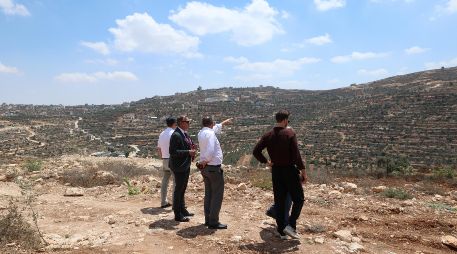 El embajador de los Países Bajos en Palestina, Michel Rentenaar (segundo por la izquierda), visita la zona donde las viviendas han estado sitiadas por colonos israelíes durante más de una semana en la localidad de Qusra, al sur de Nablus, en Cisjordania, el 18 de agosto de 2026. EFE/. BADARNEH
