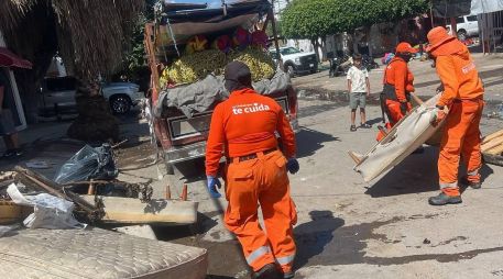 Los escuadrones de limpieza de Guadalajara Limpia también participaron en las labores, principalmente en las calles Hacienda Ciénega de Mata y Hacienda de los Cedros. CORTESÍA