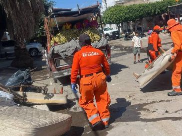 Los escuadrones de limpieza de Guadalajara Limpia también participaron en las labores, principalmente en las calles Hacienda Ciénega de Mata y Hacienda de los Cedros. CORTESÍA