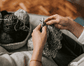 Descubre cinco hobbies sencillos para controlar la ansiedad y mejorar la salud mental. ESPECIAL/Canva