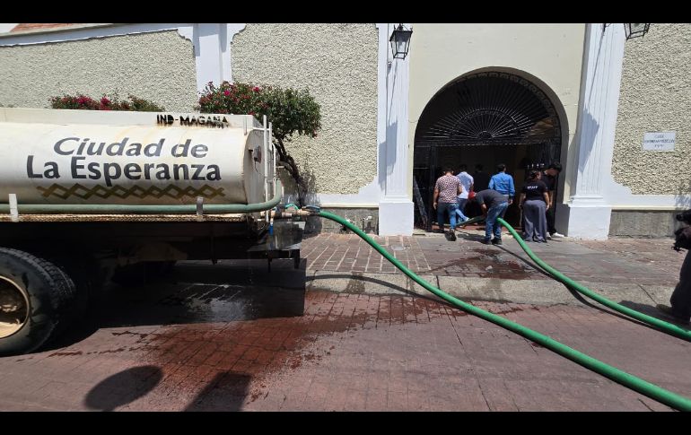 Ante el corte, el Ayuntamiento de Tlaquepaque abasteció mediante pipas el aljibe del Centro, con capacidad de 50 mil litros, y los ocho tinacos del inmueble. ESPECIAL/Ayuntamiento de Tlaquepaque