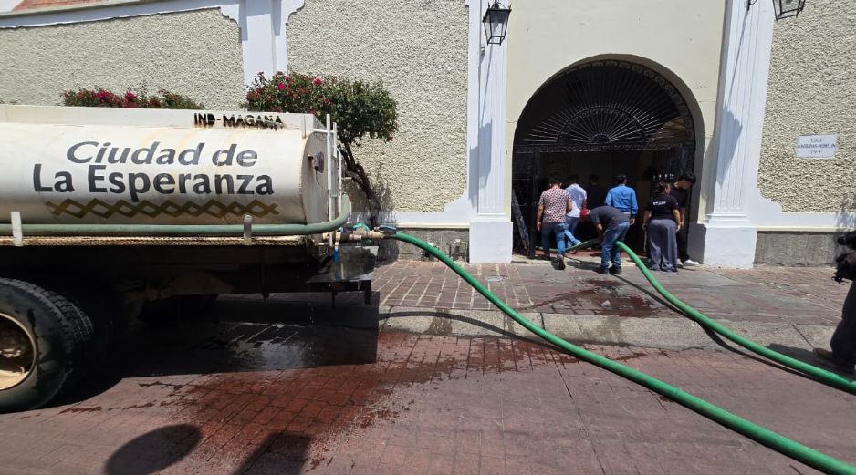 Ante el corte, el Ayuntamiento de Tlaquepaque abasteció mediante pipas el aljibe del Centro, con capacidad de 50 mil litros, y los ocho tinacos del inmueble. ESPECIAL/Ayuntamiento de Tlaquepaque