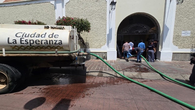 Ante el corte, el Ayuntamiento de Tlaquepaque abasteció mediante pipas el aljibe del Centro, con capacidad de 50 mil litros, y los ocho tinacos del inmueble. ESPECIAL/Ayuntamiento de Tlaquepaque