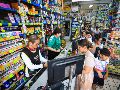 Padres de familia abarrotan las papelerías del Centro de Guadalajara para surtir las listas escolares ante el próximo regreso a clases. EL INFORMADOR/ J. ACOSTA.