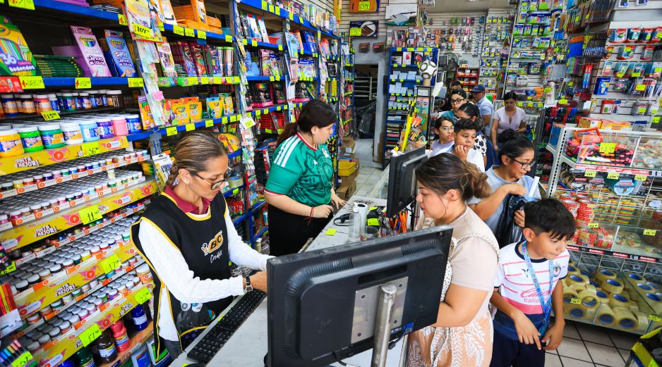 Padres de familia abarrotan las papelerías del Centro de Guadalajara para surtir las listas escolares ante el próximo regreso a clases. EL INFORMADOR/ J. ACOSTA.